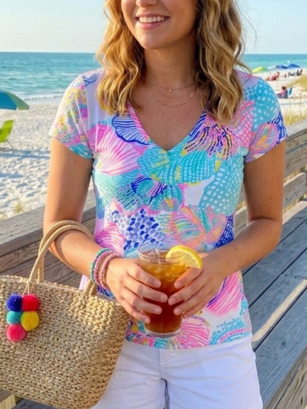 Lilly Pulitzer Michele V-Neck Tee Top Size Small Roar of the Seas Shells Beachy